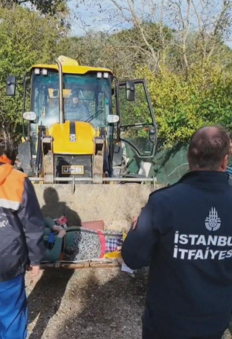 Çatalcada sağanakta dere taştı; kolu kırılan kadın kepçeyle karşıya geçirildi