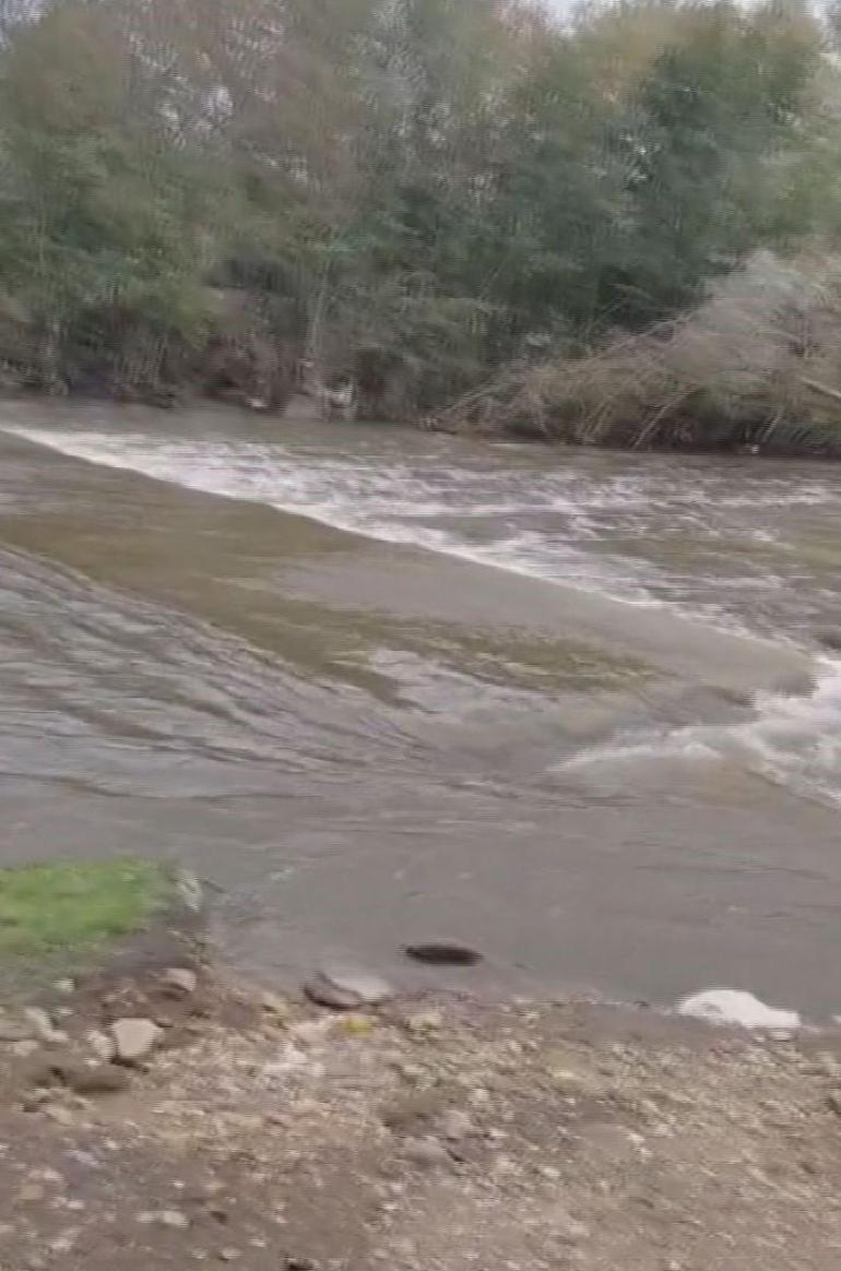 Çatalcada sağanakta dere taştı; kolu kırılan kadın kepçeyle karşıya geçirildi
