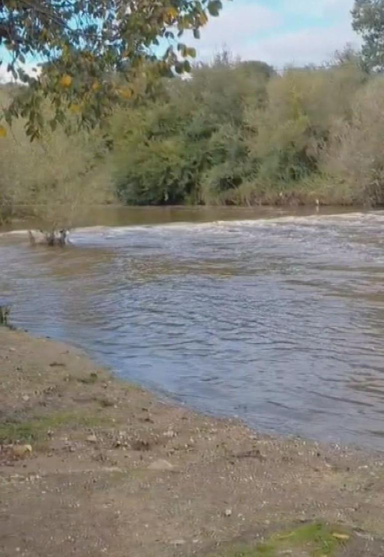 Çatalcada sağanakta dere taştı; kolu kırılan kadın kepçeyle karşıya geçirildi