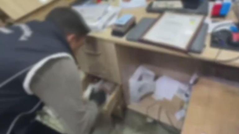 Fatih’te göçmen kaçakçılığı ve resmi belgede sahtecilik operasyonu: 2 tutuklama