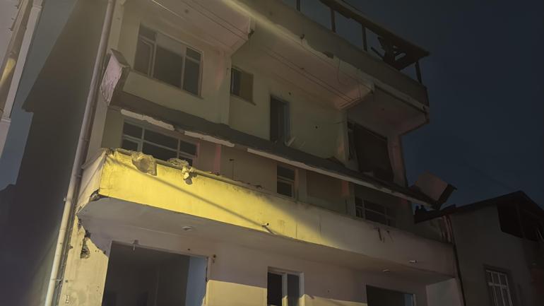 Boşaltılan binada balkon çöktü, sokak giriş-çıkışa kapatıldı