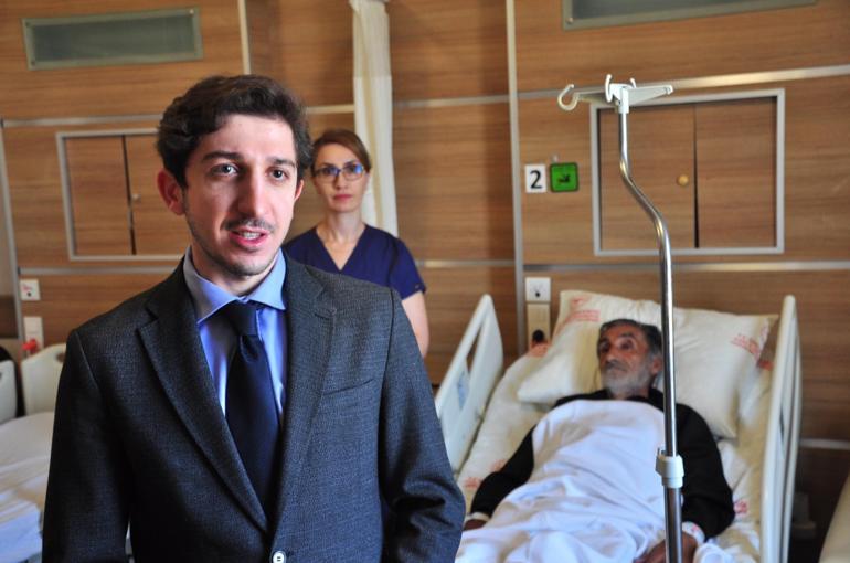Cebinde taşıdığı iple ayağını kaldırıyordu, ameliyattan bir gün sonra yürüdü