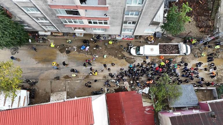 Ayazağa’da sokaklar ve stadyum çamurla doldu; temizlik çalışmaları havadan görüntülendi