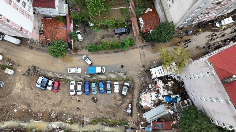 Ayazağa’da sokaklar ve stadyum çamurla doldu; temizlik çalışmaları havadan görüntülendi