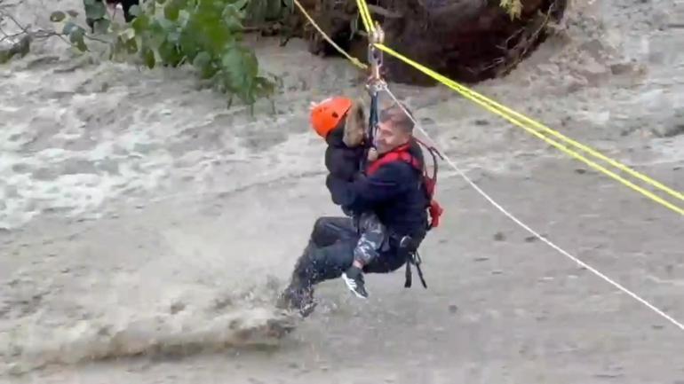 Sapanca’da mahsur kalan 2’si çocuk 8 kişiyi AFAD kurtardı