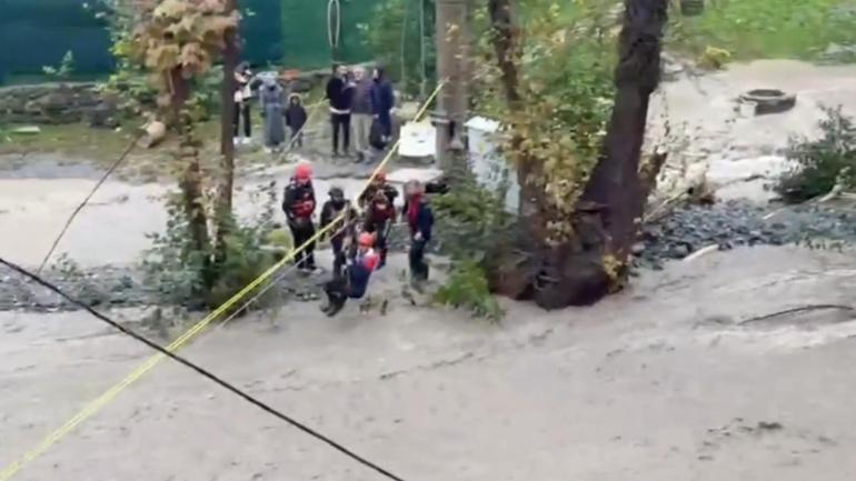 Sapanca’da mahsur kalan 2’si çocuk 8 kişiyi AFAD kurtardı