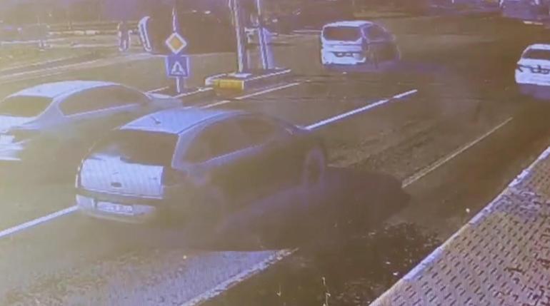 Hafif ticari araçla otomobil çarpıştı; 1’i bebek 3 yaralı