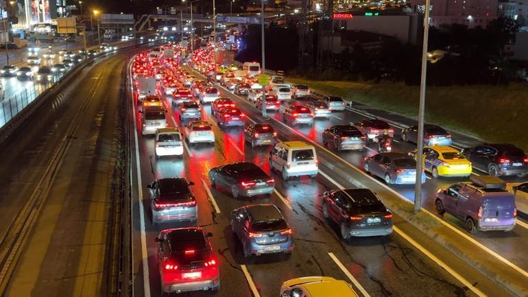 Avcılarda 4 aracın karıştığı zincirleme kaza: 4 yaralı