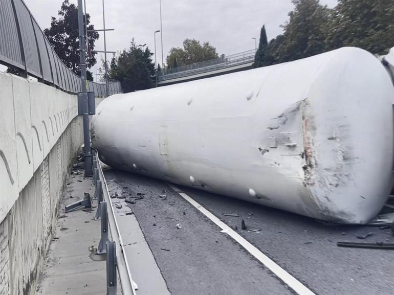 Bakırköyde tanker devrildi; gaz sızıntısı nedeniyle yol trafiğe kapatıldı