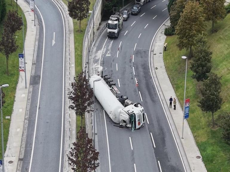 Bakırköyde tanker devrildi; gaz sızıntısı nedeniyle yol trafiğe kapatıldı
