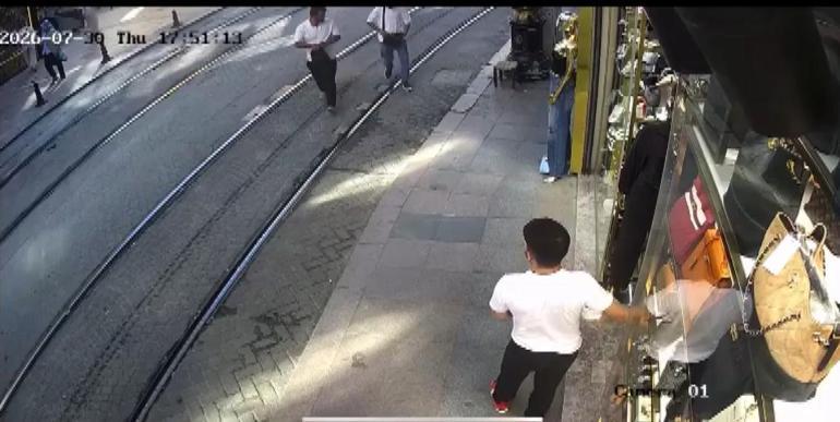 Fatihte camiden içi para dolu çantayı çalan hırsızlar kamerada