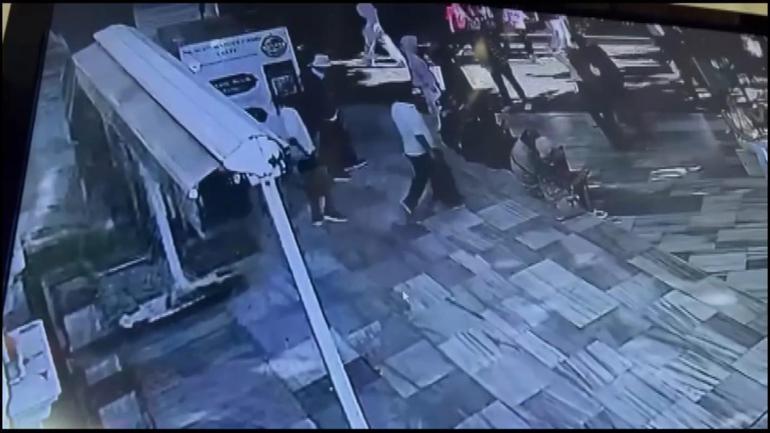 Fatihte camiden içi para dolu çantayı çalan hırsızlar kamerada
