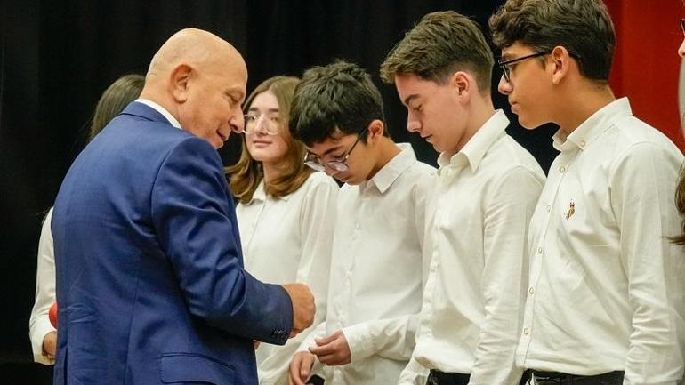 İstinye Üniversitesi’nden Kabataş Erkek Lisesi öğrencilerine yapay zeka ve bilişim laboratuvarı desteği