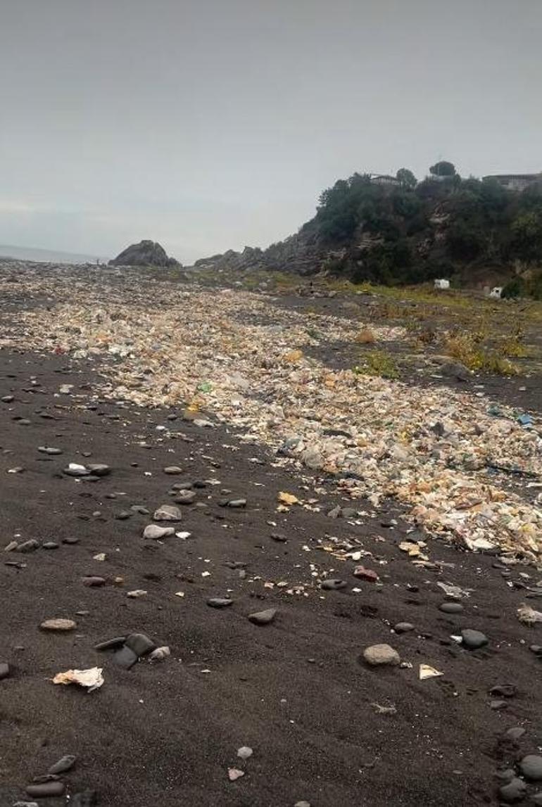Yağmurla birlikte denize sürüklenen çöpler kıyıya vurdu