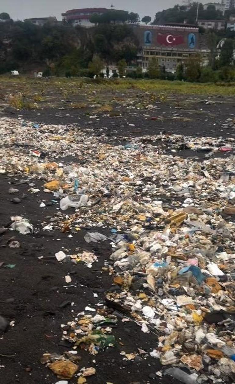 Yağmurla birlikte denize sürüklenen çöpler kıyıya vurdu