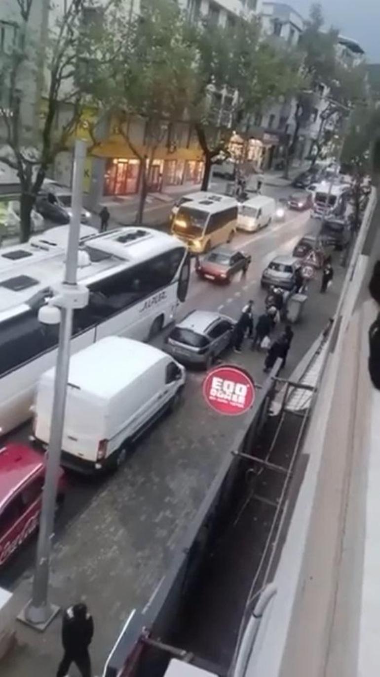Tartıştığı kocasının otomobiline çekiçle zarar verdi