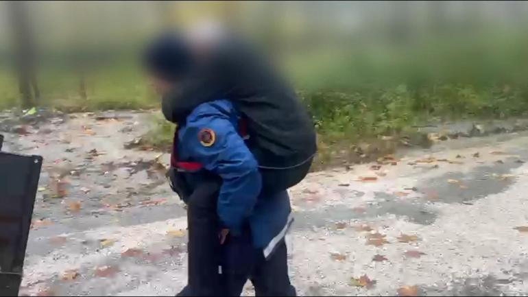 Jandarma, selde bebeği halatla tahliye etti