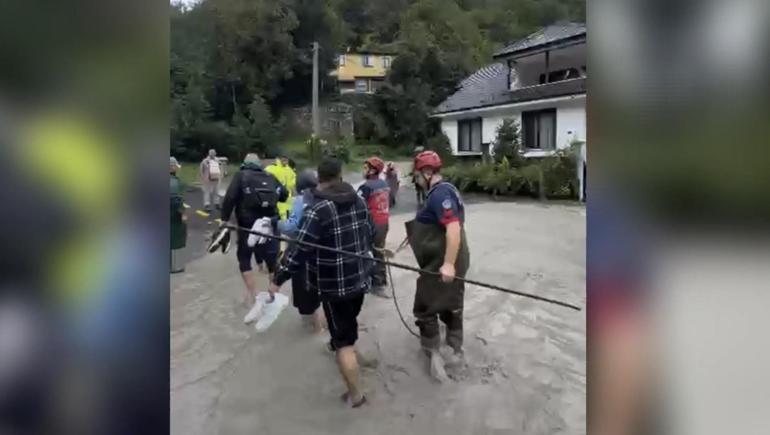 Jandarma, selde bebeği halatla tahliye etti