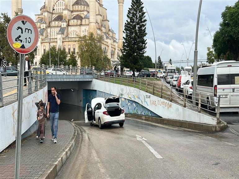 Adanada sağanak sonrası alt geçidi su bastı; otomobilde mahsur kaldılar