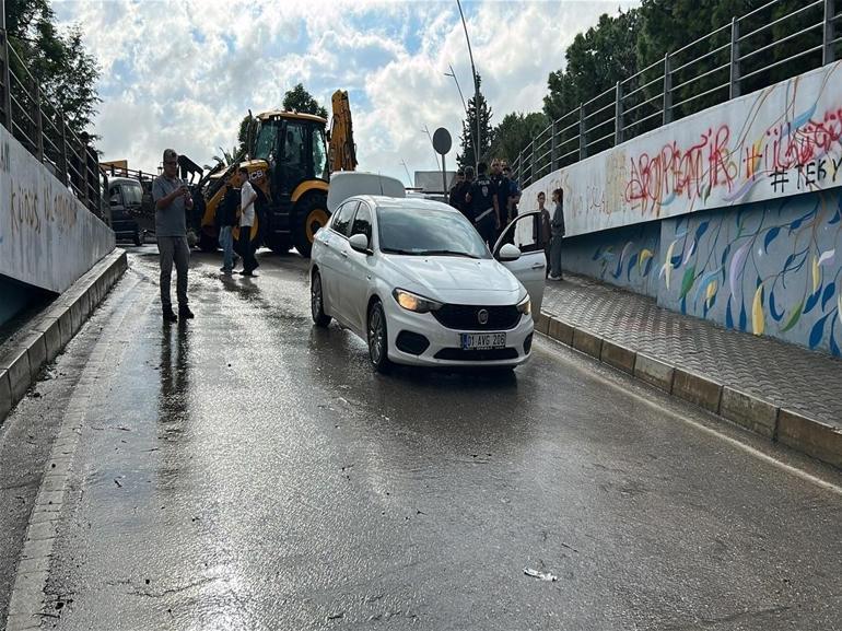 Adanada sağanak sonrası alt geçidi su bastı; otomobilde mahsur kaldılar