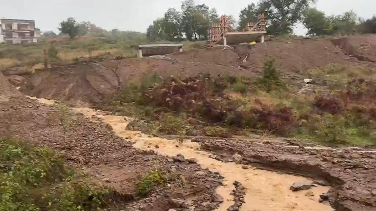 Şilede iki bölgede toprak kaydı; yol trafiğe kapandı