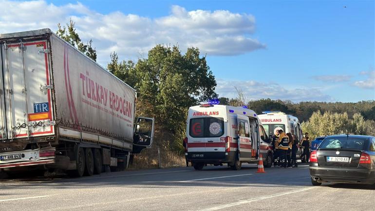 Kamyonet, karşı şeride geçen TIRa çarpıp devrildi; 4 yaralı