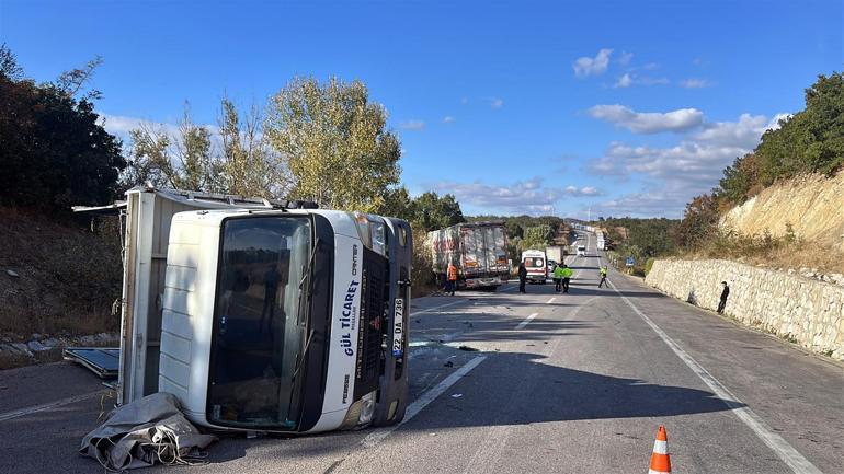 Kamyonet, karşı şeride geçen TIRa çarpıp devrildi; 4 yaralı