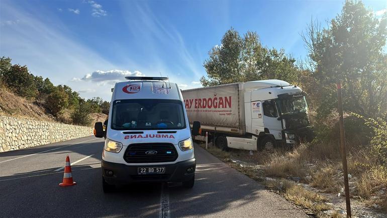 Kamyonet, karşı şeride geçen TIRa çarpıp devrildi; 4 yaralı