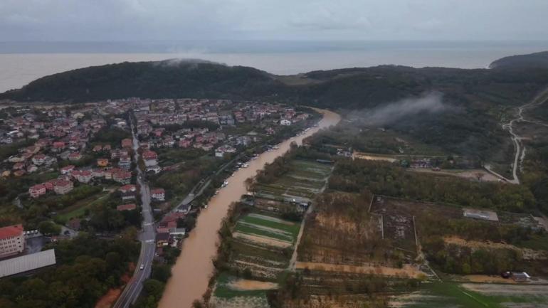 Ağvada dere taştı; yollar, tarım arazileri ve evler su içinde kaldı
