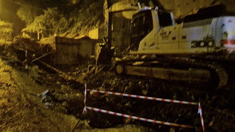 Zonguldakta yağış nedeniyle evin duvarı çöktü