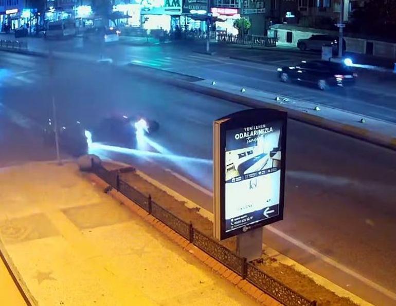 İki motosikletin çarpıştığı kazada 1 yaralı; o anlar kamerada