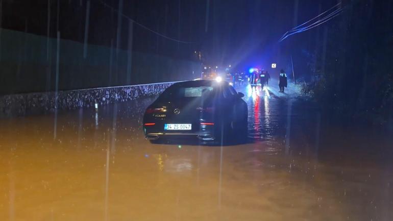 Şile’de sağanak nedeniyle otomobilde mahsur kalan 2 kişi kurtarıldı