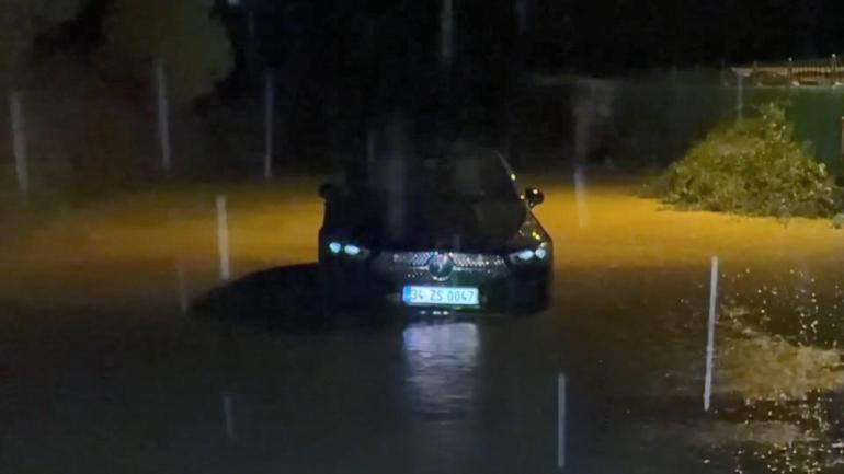 Şile’de sağanak nedeniyle otomobilde mahsur kalan 2 kişi kurtarıldı