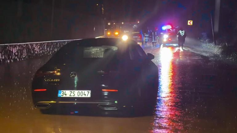 Şile’de sağanak nedeniyle otomobilde mahsur kalan 2 kişi kurtarıldı