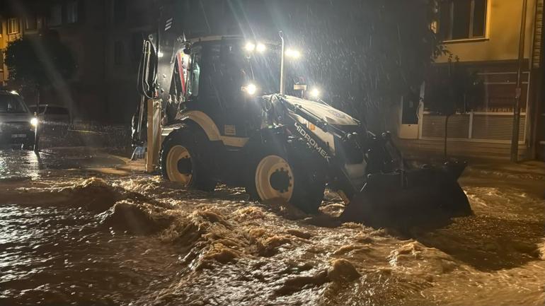 Sakarya’da sağanak; cadde ve sokaklar göle döndü