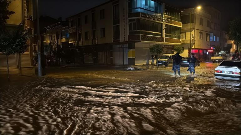 Sakarya’da sağanak; cadde ve sokaklar göle döndü