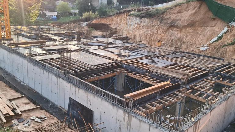 Pendik’te inşaatta toprak kayması; bitişiğindeki apartman tahliye edildi