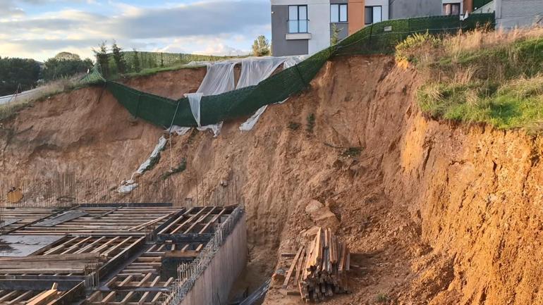 Pendik’te inşaatta toprak kayması; bitişiğindeki apartman tahliye edildi