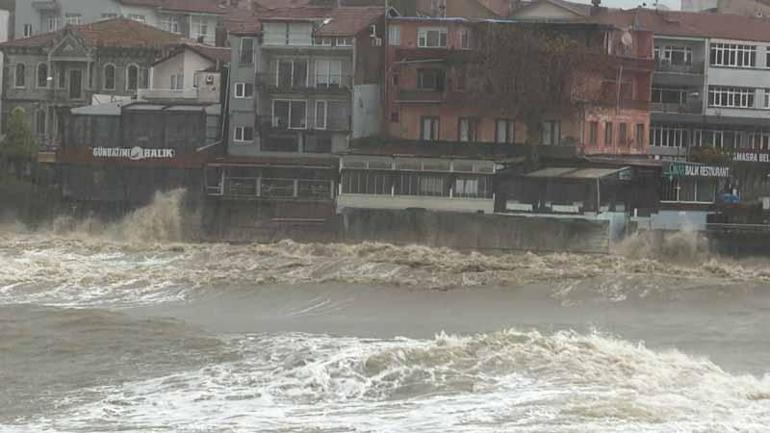 Amasrada fırtına; dalga boyu 6 metreye ulaştı