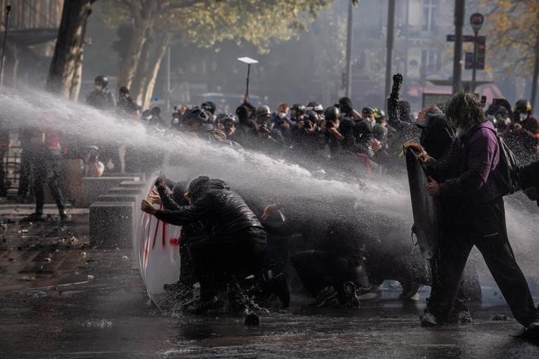 Fransada 1200 kişi gözaltına alındı