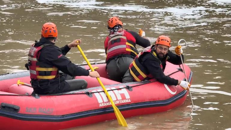 Kağıthane’de selde kaybolanları aramak için göletle dere arasına kanal açıldı