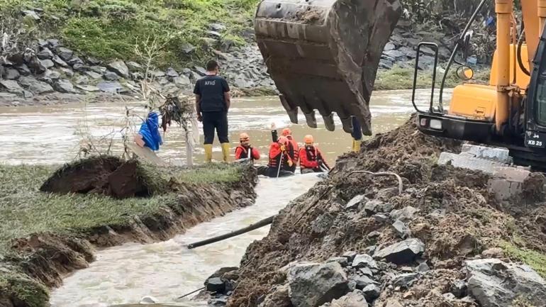 Kağıthane’de selde kaybolanları aramak için göletle dere arasına kanal açıldı