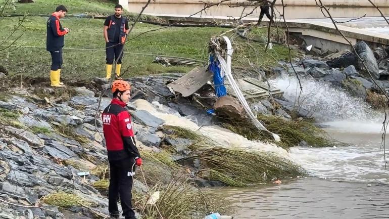Kağıthane’de selde kaybolanları aramak için göletle dere arasına kanal açıldı