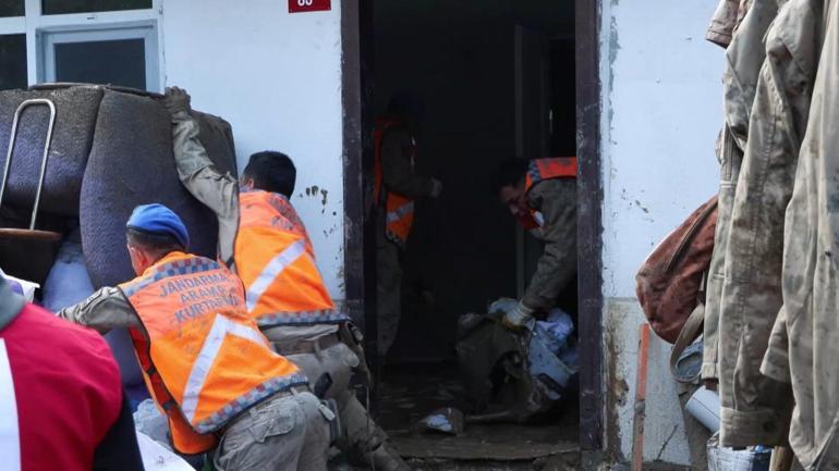 Ayazağada jandarma ekipleri sel sonrası temizlik çalışmalarına katıldı