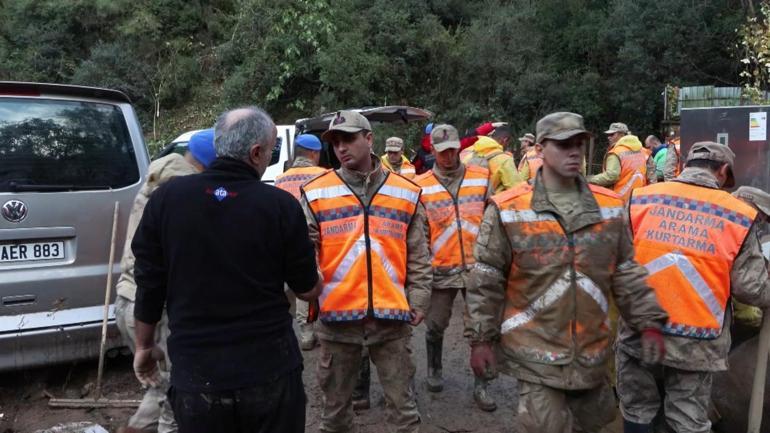 Ayazağada jandarma ekipleri sel sonrası temizlik çalışmalarına katıldı