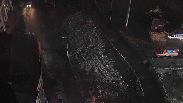 Ayazağada enkaz kaldırma çalışmaları sürüyor