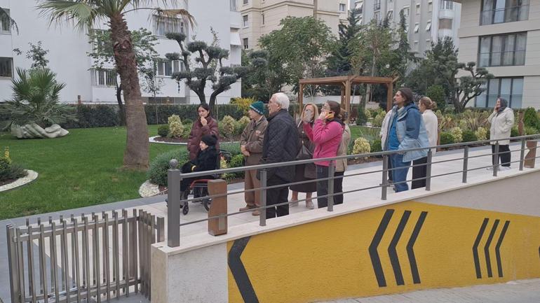 Kadıköyde devrilen vinç 11 katlı binaya çarptı