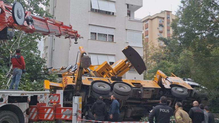 Kadıköyde devrilen vinç 11 katlı binaya çarptı