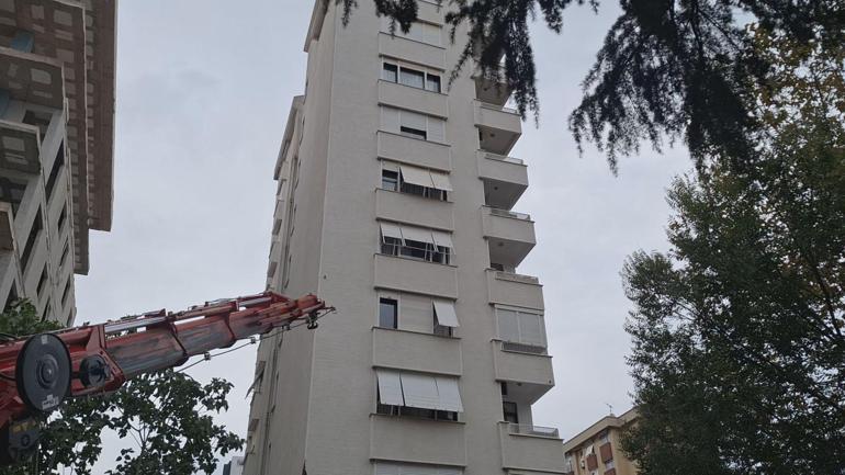 Kadıköyde devrilen vinç 11 katlı binaya çarptı