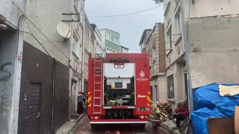 Fatihte 3 katlı binanın terasında yangın; alevler bitişikteki binanın çatısına sıçradı